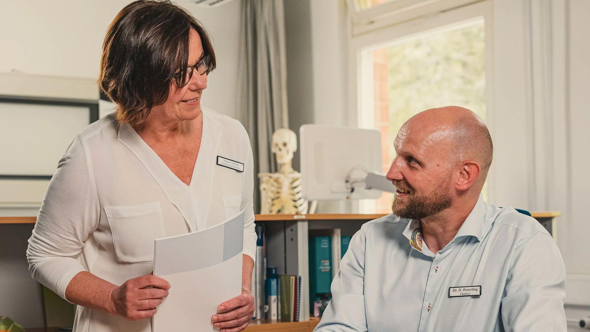 Chefarzt Dr. med. Dieter Deuerling mit Kollegin im Gespräch.
